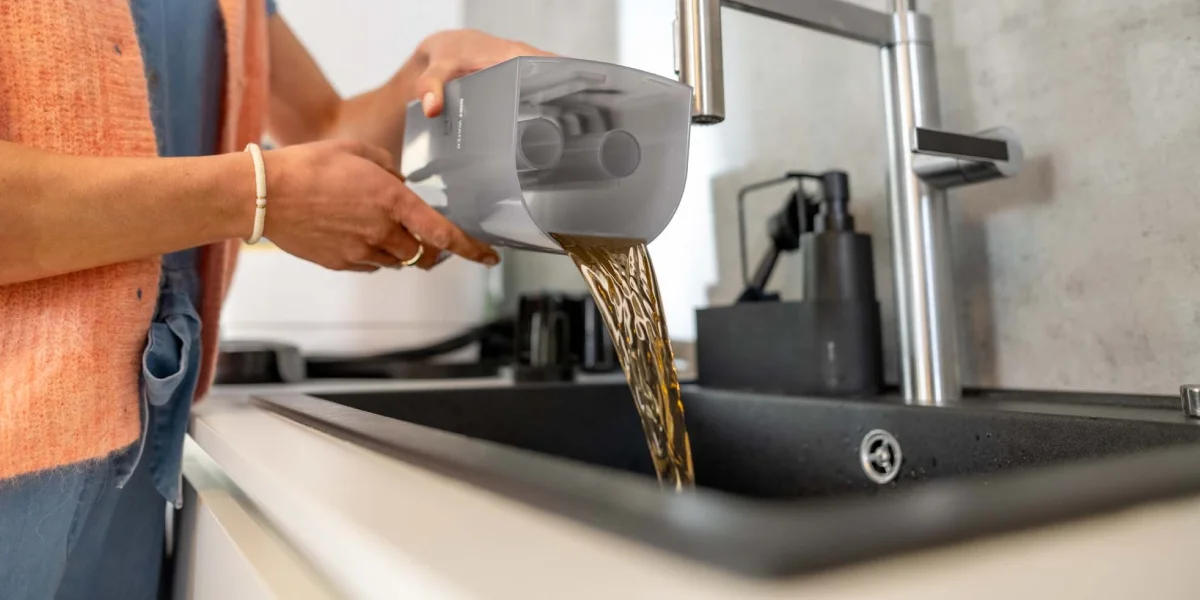 Спорожнення контейнера Karcher SE 2 Spot над раковиною