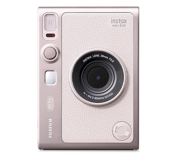 Передня частина рожевої камери Instax Mini Evo. Видно центральний об'єктив, спалах, дзеркало для селфі та кнопку живлення.