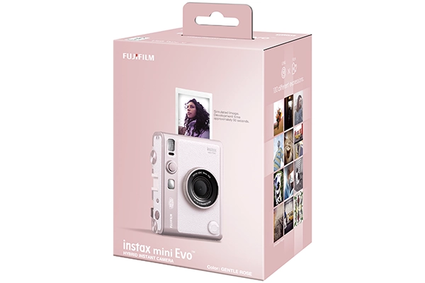 Рожева коробка камери Fujifilm Instax Mini Evo. На упаковці є зображення пристрою та невеликі фотографії-приклади.