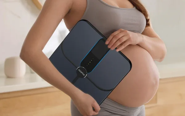 Вагітна жінка тримає чорну луску Ренфо Еліса Нова