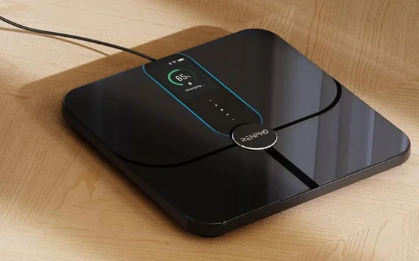 Вага Renpho Elis Nova заряджається на дерев'яній стільниці