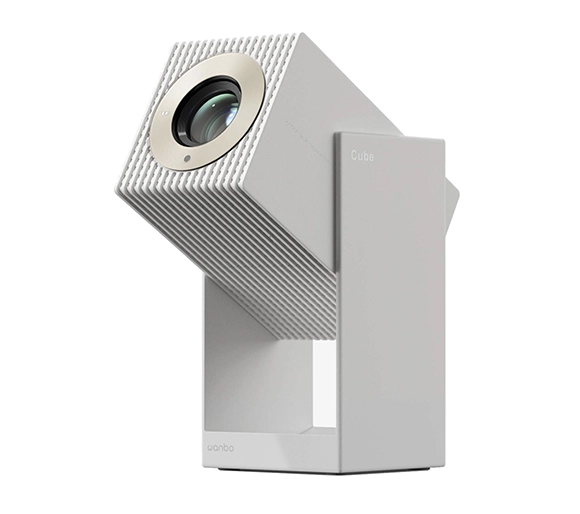 Білий проектор Wanbo Cube має геометричну форму з великою лінзою, розташованою під невеликим кутом.