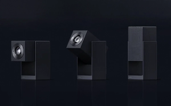 Три кубічні проектори Wanbo в різних положеннях корпусу та об'єктива на темному фоні