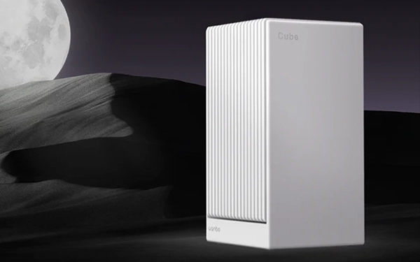 Проектор Cube у режимі ST (очікування) з мінімалістичним дизайном на тлі нічного пейзажу