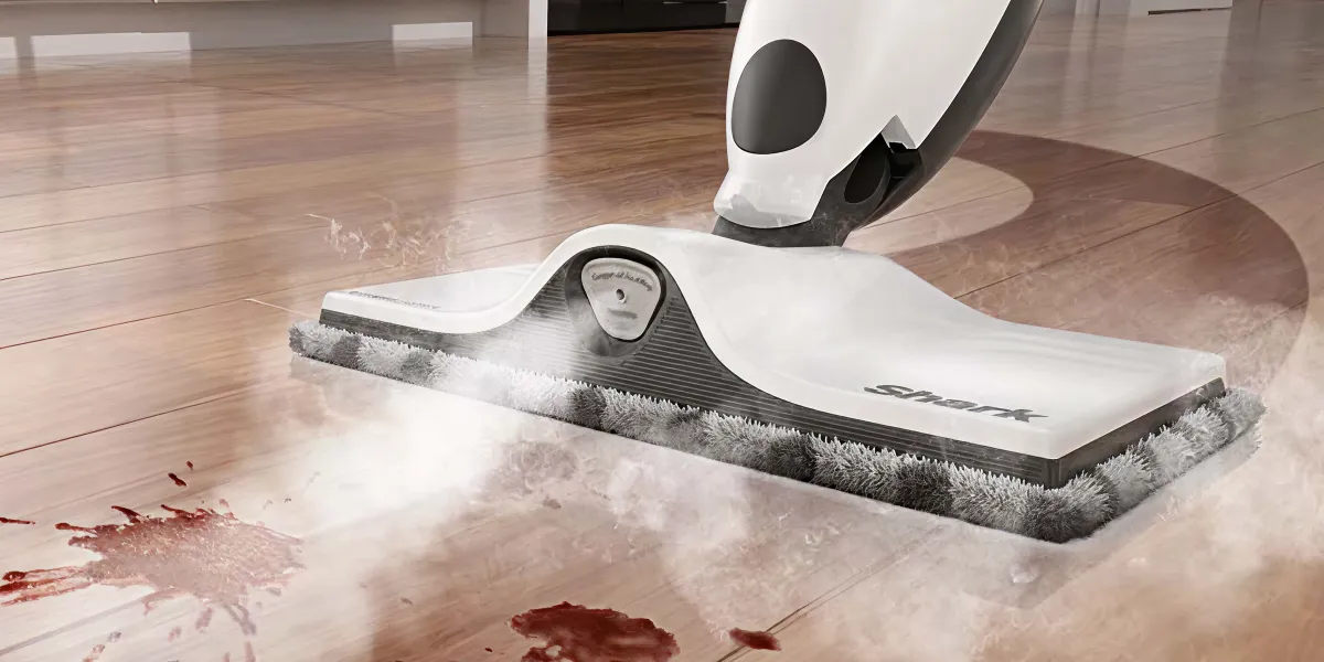 Крупний план парової швабри Shark S2001EU, яка очищає бруд на підлозі парою