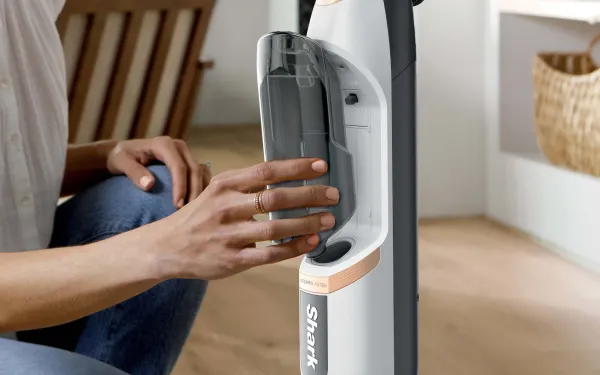 Людина виймає резервуар для води з парової швабри Shark S2001EU.