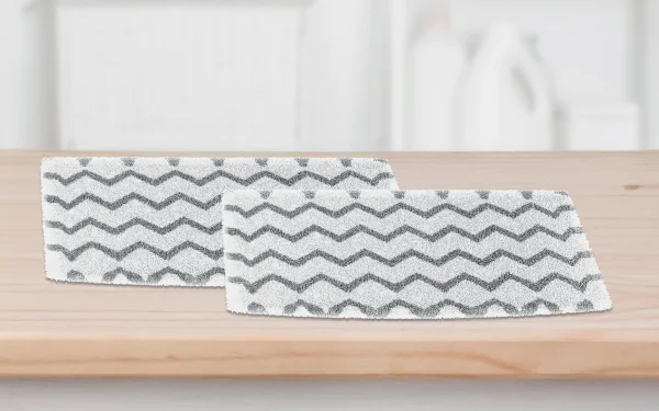 Дві тканини для парової швабри Shark S2001EU лежать на стільниці в пральні