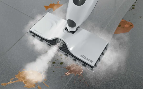 Парова швабра Shark S2001EU видаляє бруд з темних підлог, очищаючи поверхню парою.