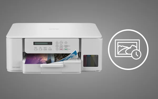 Білий принтер Brother друкує фотографію, поруч із якою зображено значок фотографії та годинник, що символізує швидкий друк.