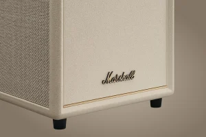Крупний план логотипу Marshall на кремовому сабвуфері.