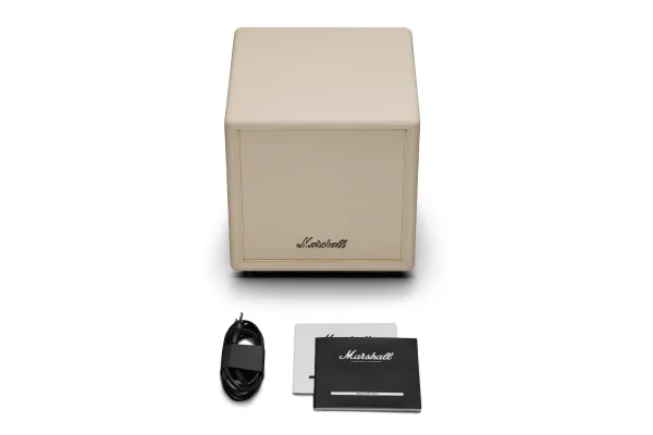 Кремовий сабвуфер Marshall з аксесуарами на білому фоні