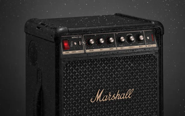 Крупний план верхньої половини динаміка Marshall, на якому видно ручки керування.