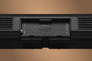 Крупний план відкритого відсіку на задній панелі саундбара Marshall